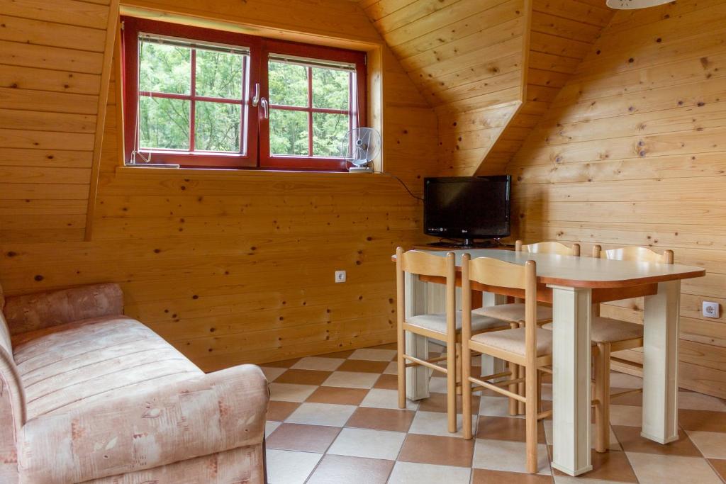 TV a/nebo společenská místnost v ubytování Apartments Petek