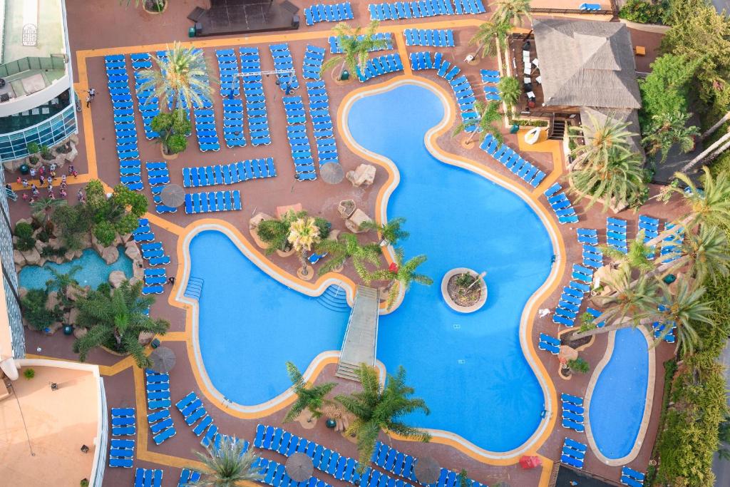 ベニドルムにあるMedplaya Hotel Flamingo Oasisのリゾートのプールのオーバーヘッドビュー