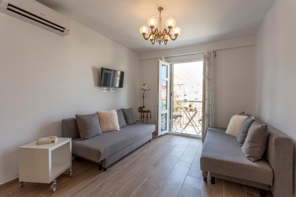 uma sala de estar com dois sofás e um lustre em Valencia Flat Rental Malvarrosa Beach zone em Valência