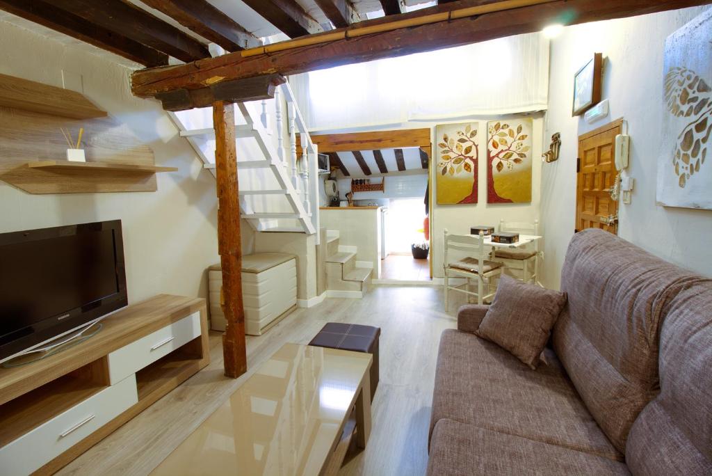 TV a/nebo společenská místnost v ubytování Cuencaloft En Plaza Mayor