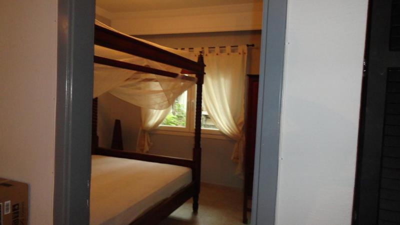 1 dormitorio con litera y ventana en ZEN Apartment en Serres