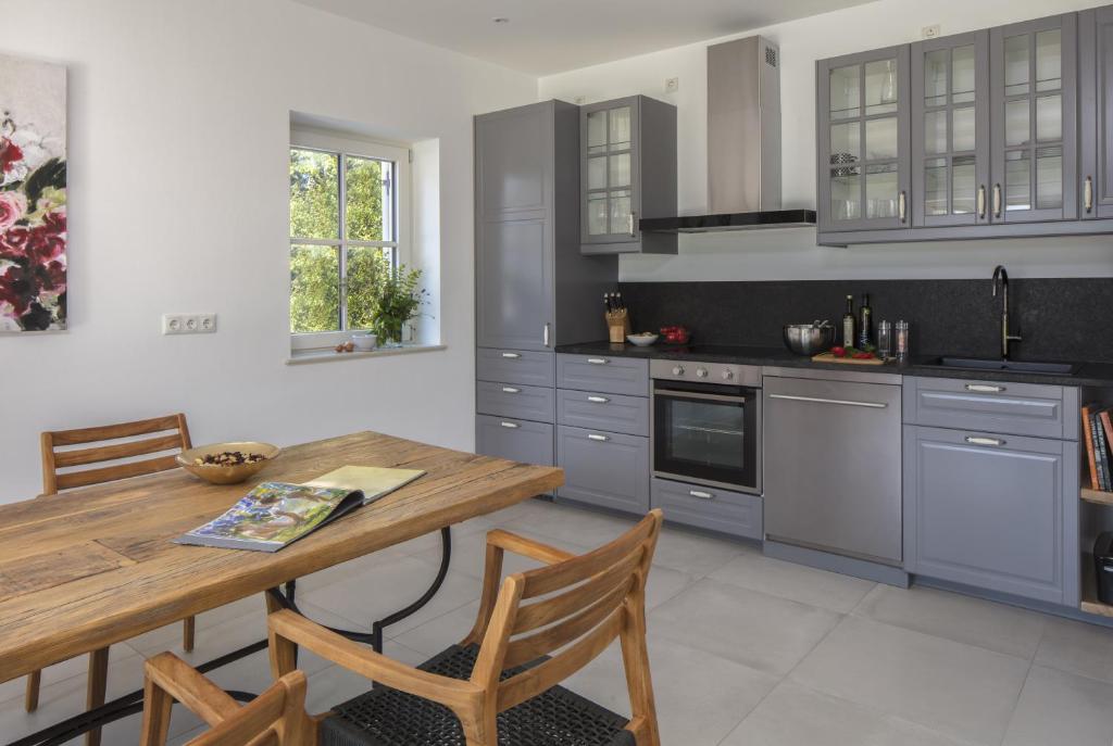 Kuchyň nebo kuchyňský kout v ubytování Ferienwohnung Chiemsee