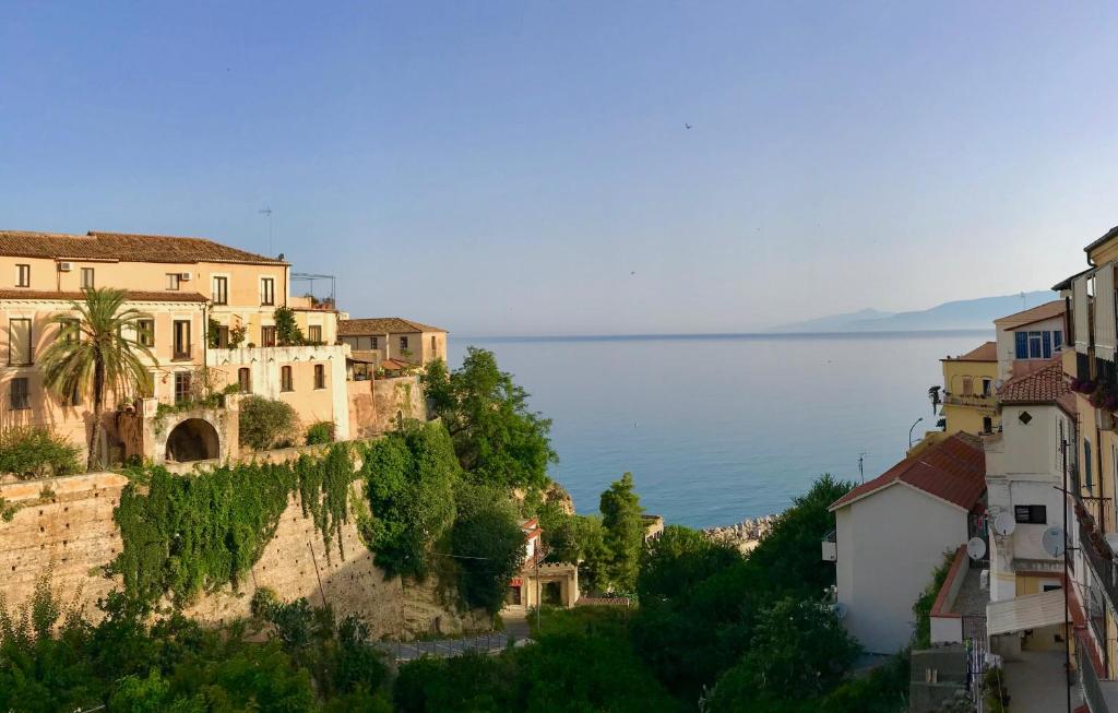 un gruppo di case su una collina vicino all'acqua di Studio Sant'Antonio a Pizzo