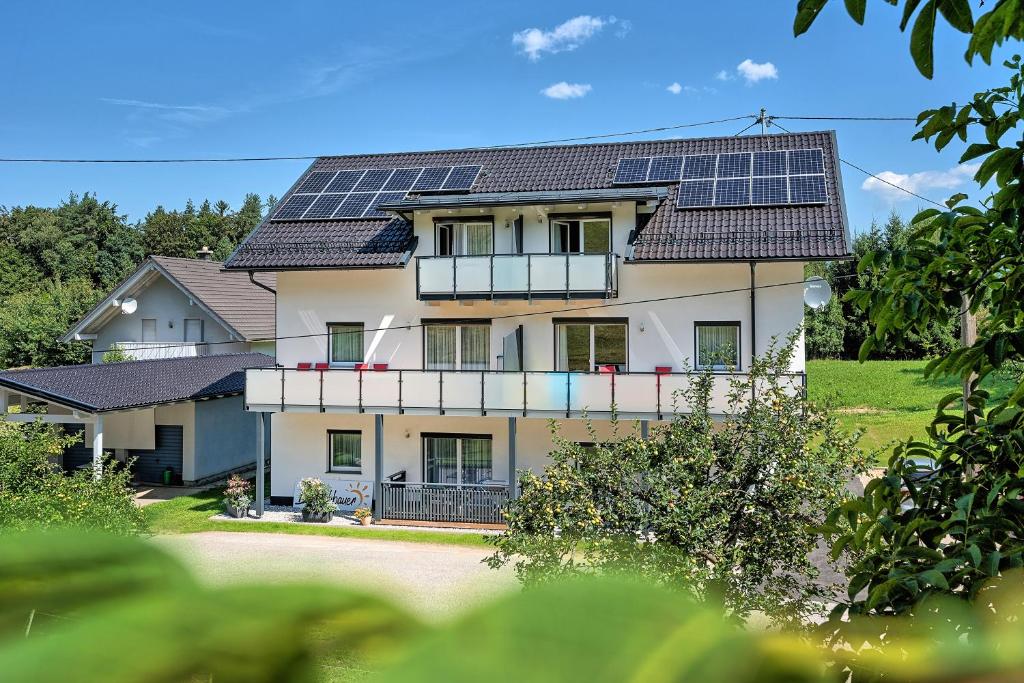 una casa con pannelli solari sul tetto di Ferienwohnungen Deutschbauer a Egg am Faaker See