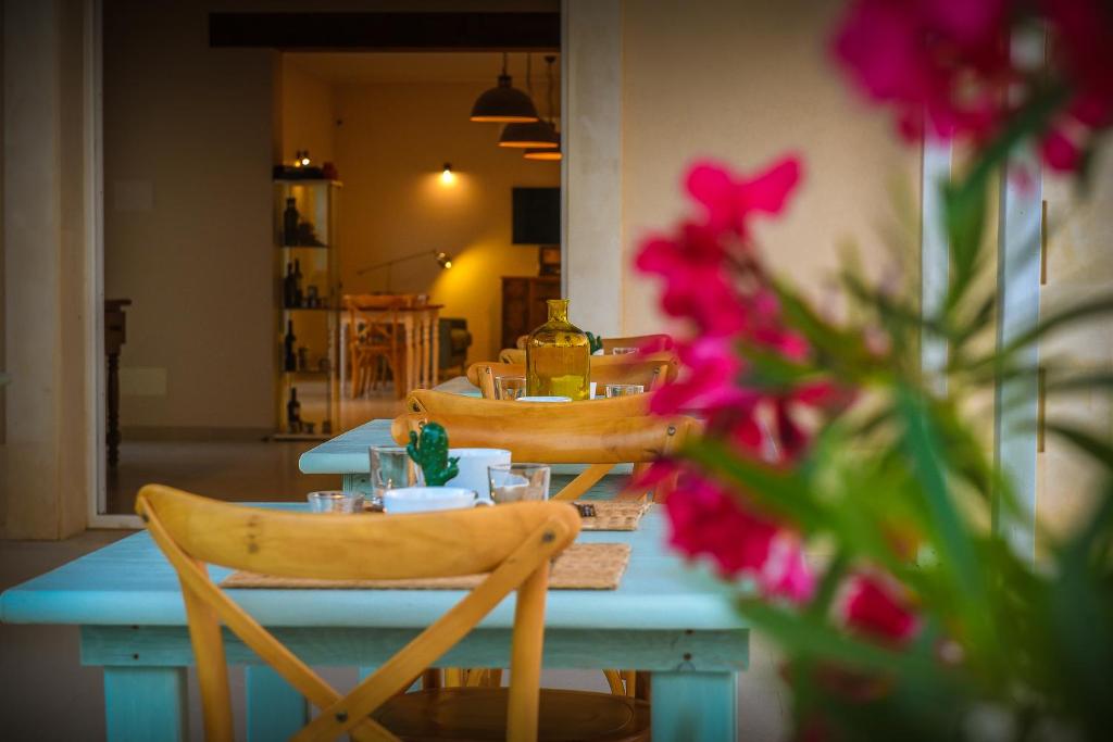 Reštaurácia alebo iné gastronomické zariadenie v ubytovaní Baglio Genovesi