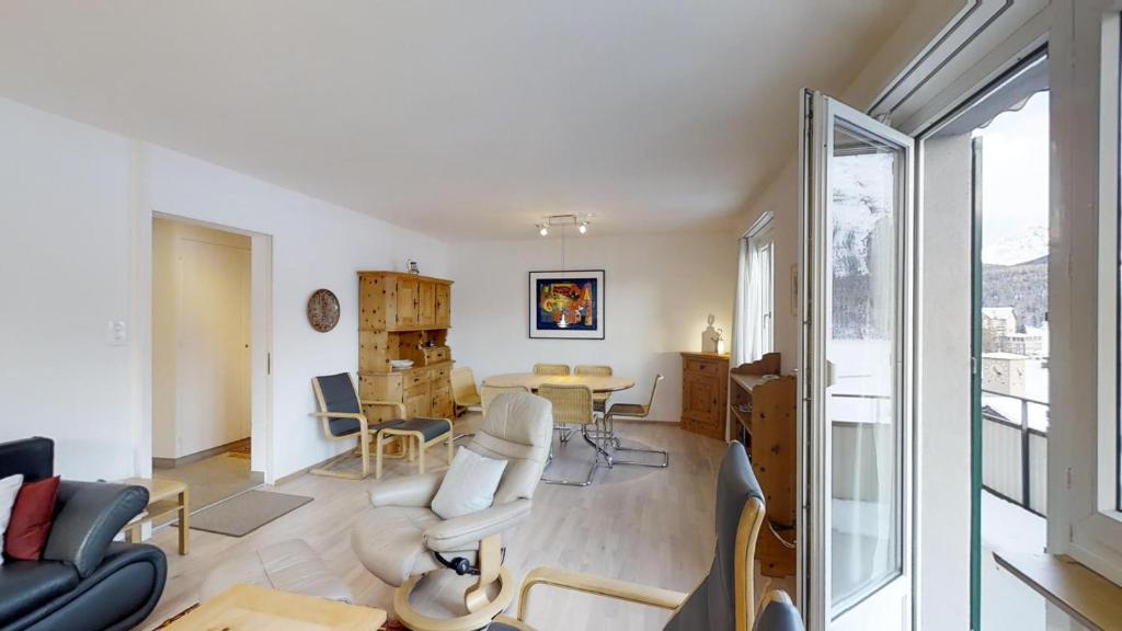 - un salon avec une table et des chaises dans l'établissement Plattas 16, à Saint-Moritz