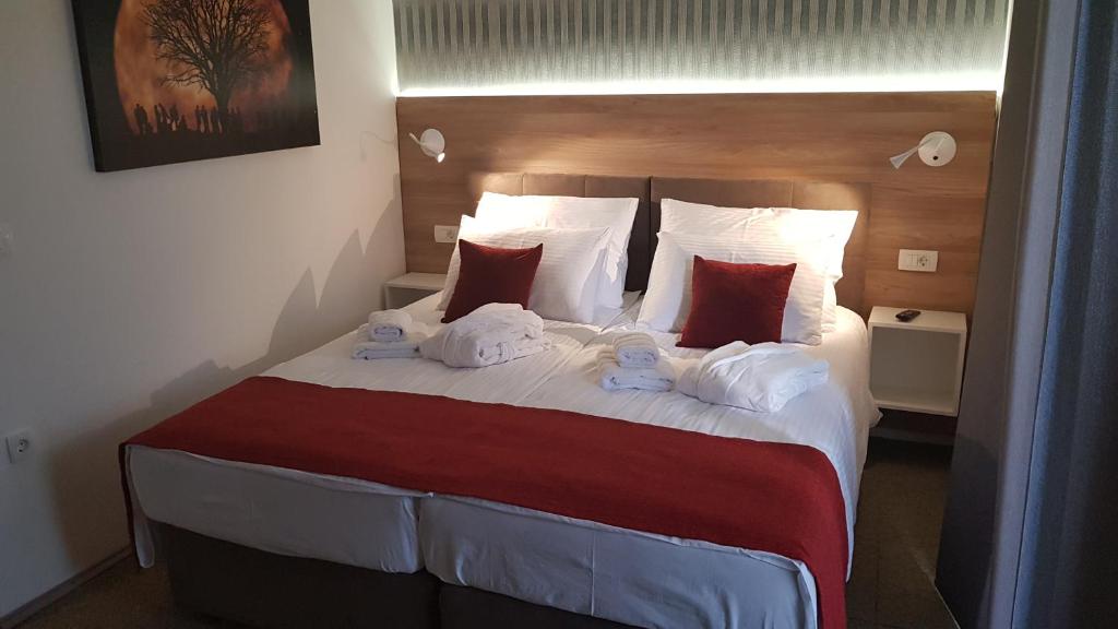 Postel nebo postele na pokoji v ubytování AURA Residence