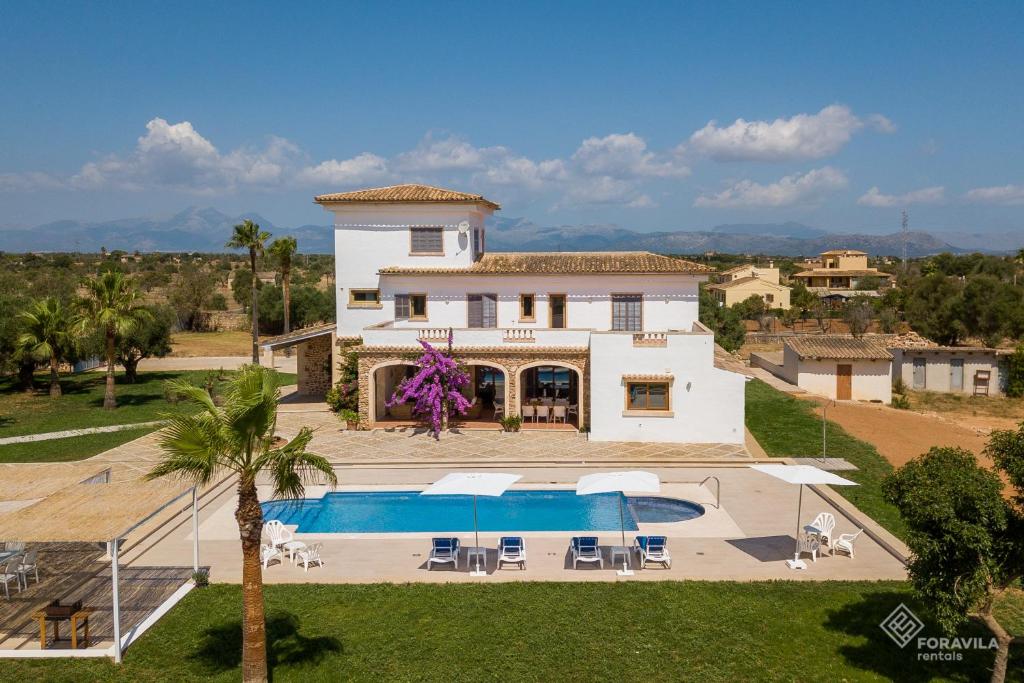 eine Luftansicht eines Hauses mit Pool in der Unterkunft Villa Turquesa in Santa Margalida