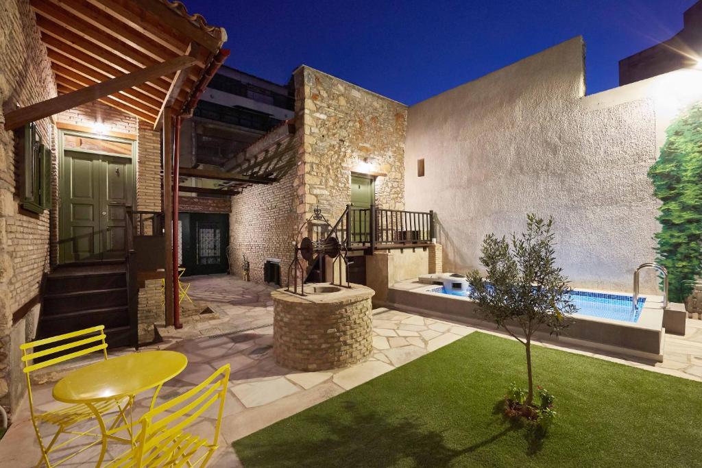Bazén v ubytovaní Athenian Residences alebo v jeho blízkosti