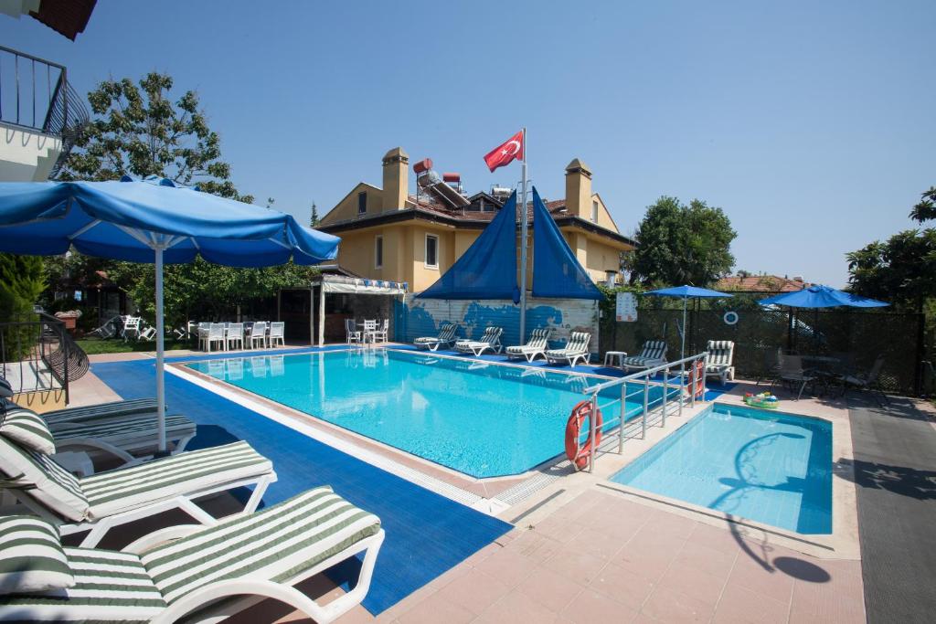 Bazén v ubytování Dedeminn Garden Hotel nebo v jeho okolí