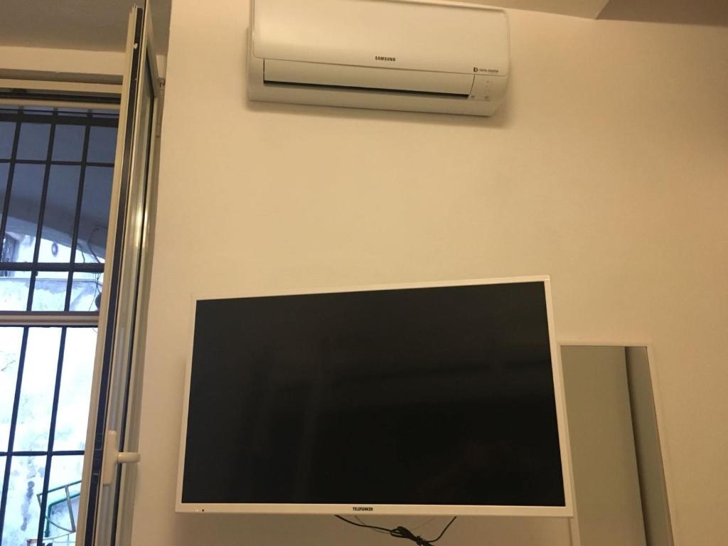 Telewizja i/lub zestaw kina domowego w obiekcie Home sweet home Vietri