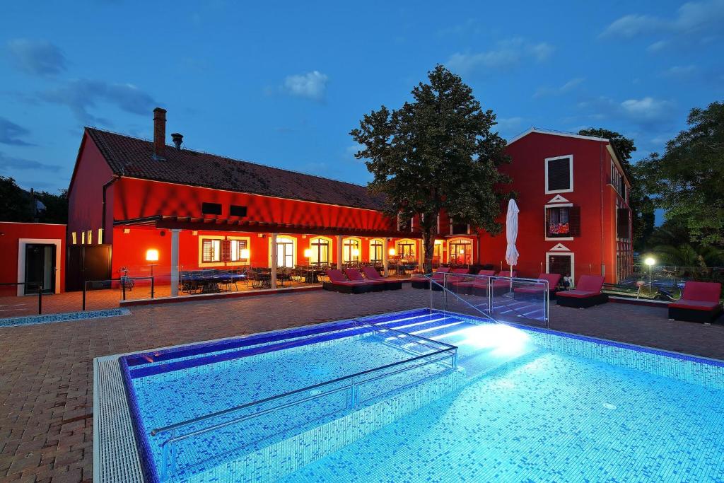 uma grande piscina em frente a um edifício em Hotel Villa Donat em Sveti Filip i Jakov