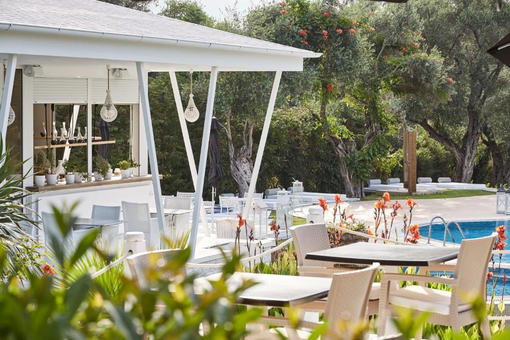 Bazén v ubytování Mr and Mrs White Corfu Couples Retreat Adults Only nebo v jeho okolí
