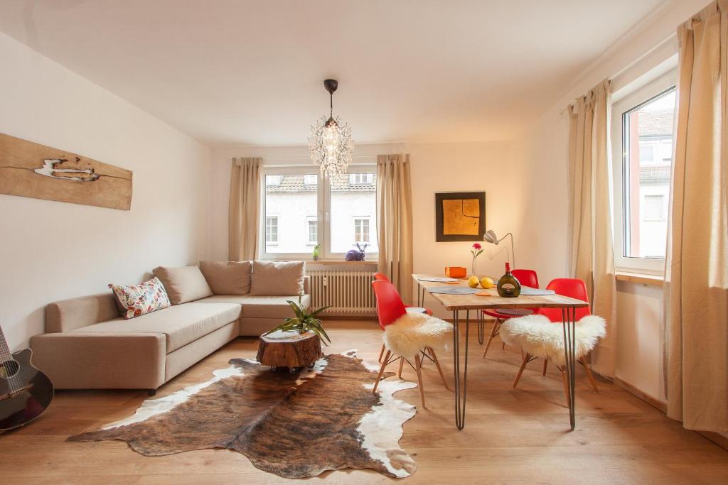 - un salon avec un canapé et une table dans l'établissement Wohnen an der Juliuspromenade Main, à Wurtzbourg