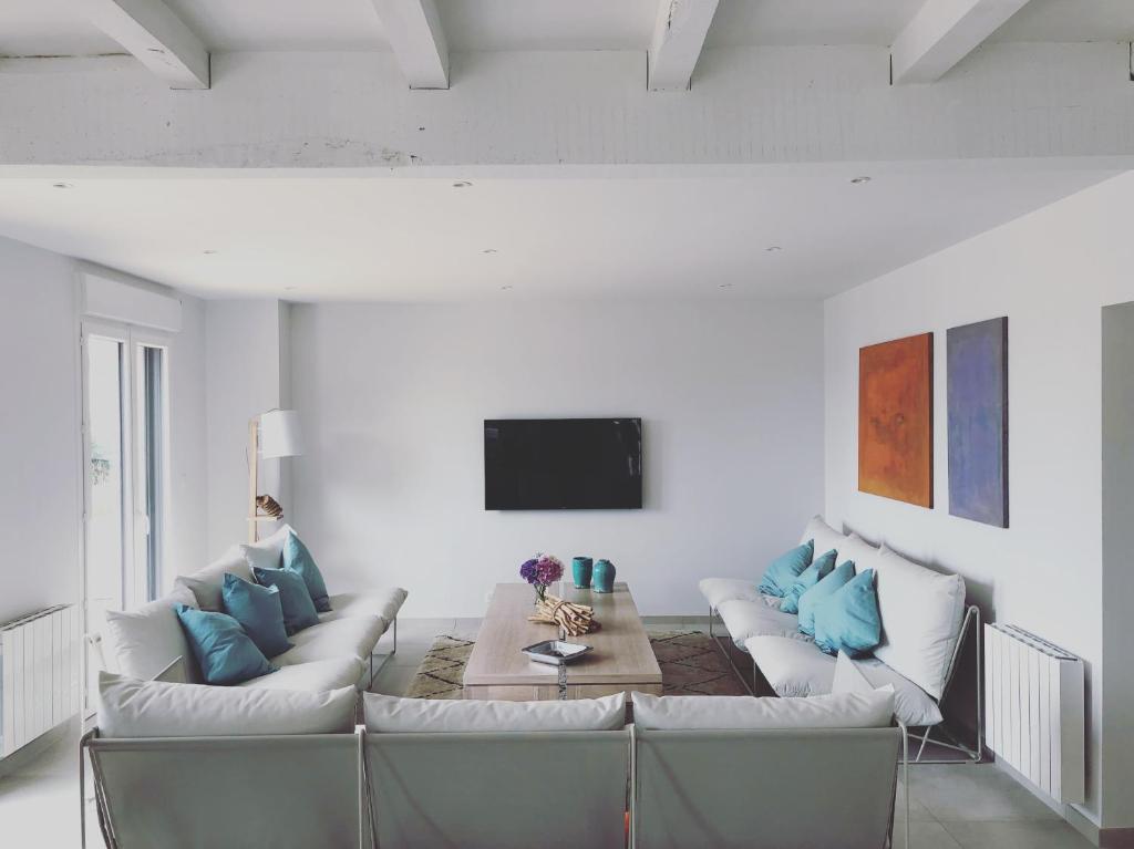 TV a/nebo společenská místnost v ubytování Roscoff Beach House