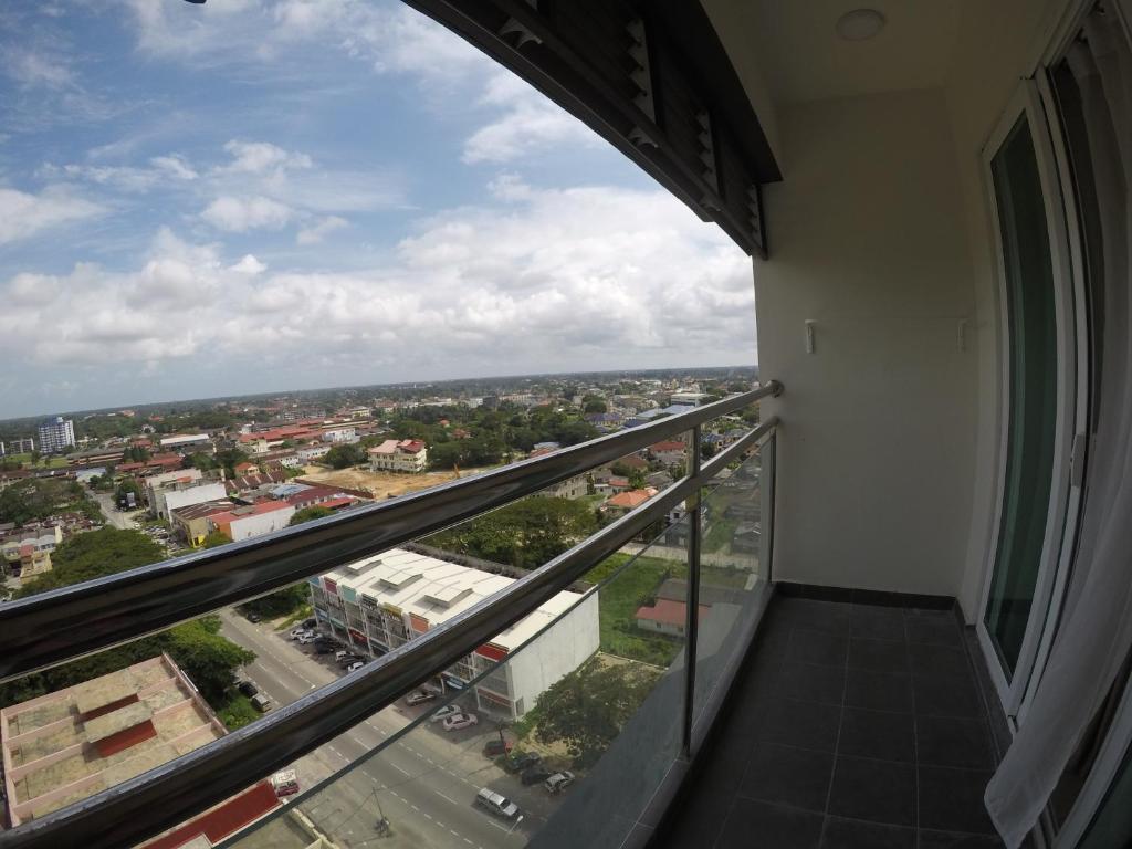 Balkón nebo terasa v ubytování Zulanie Family Studio at D'Perdana Apartment, Spacious and Cozy with POOL, Free Wifi & Netflix