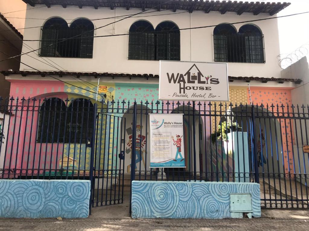 una cerca negra frente a un edificio en Wally's House Hostel, en Belo Horizonte