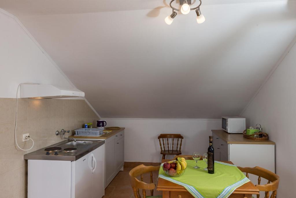 Kuchyňa alebo kuchynka v ubytovaní Apartment Bruana 5