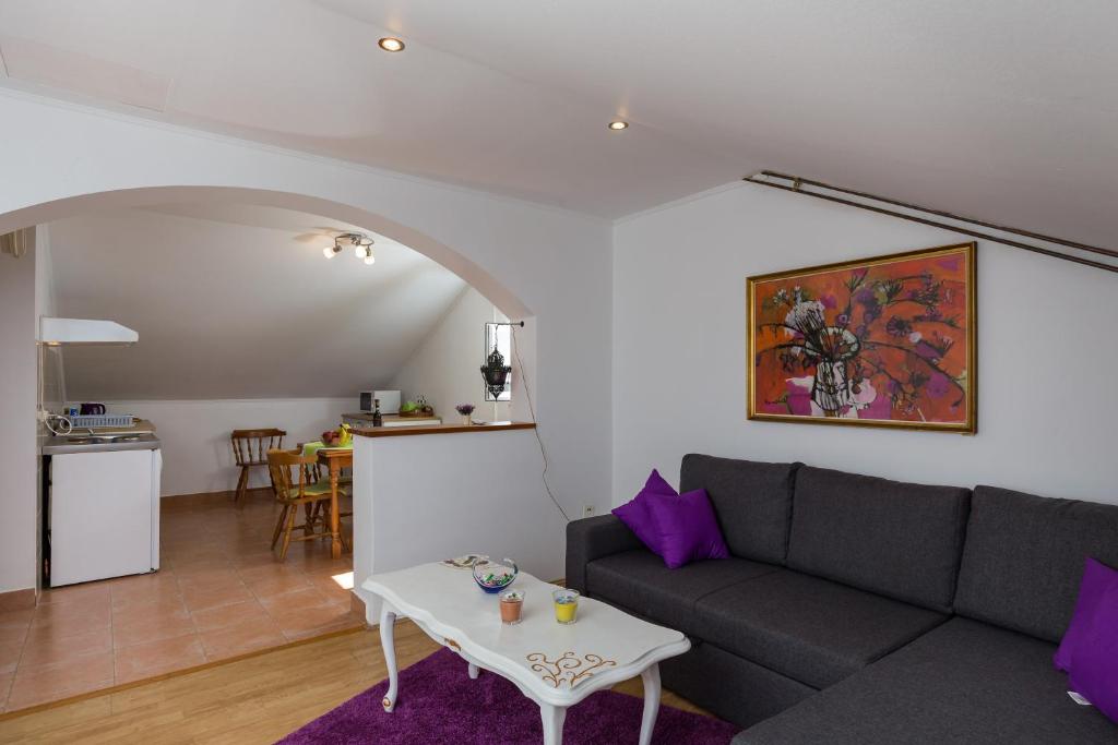Kuchyňa alebo kuchynka v ubytovaní Apartment Bruana 5