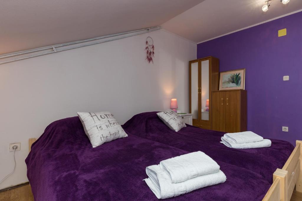Posteľ alebo postele v izbe v ubytovaní Apartment Bruana 5