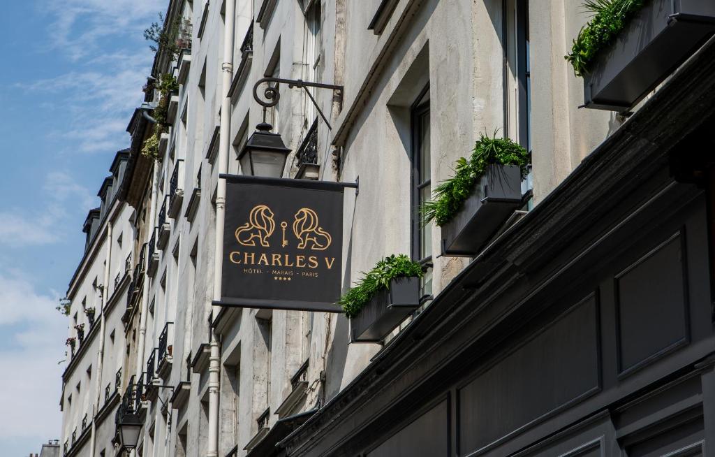 una señal en el lateral de un edificio en Charles V en París