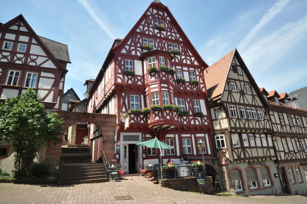 - un grand bâtiment à colombages noirs et blancs dans l'établissement Hotel Schmuckkästchen, à Miltenberg