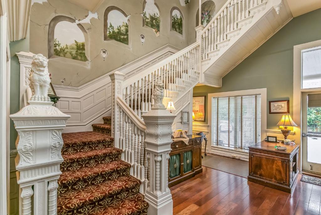 eine Treppe in einem Haus mit Treppenaufgang in der Unterkunft The Mayor's Mansion Inn in Chattanooga