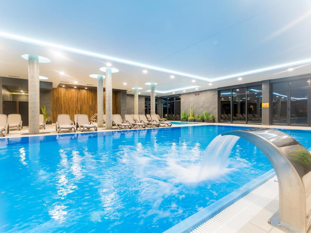 Bazén v ubytovaní Lux Apartment Kołobrzeg Polanki Park alebo v jeho blízkosti