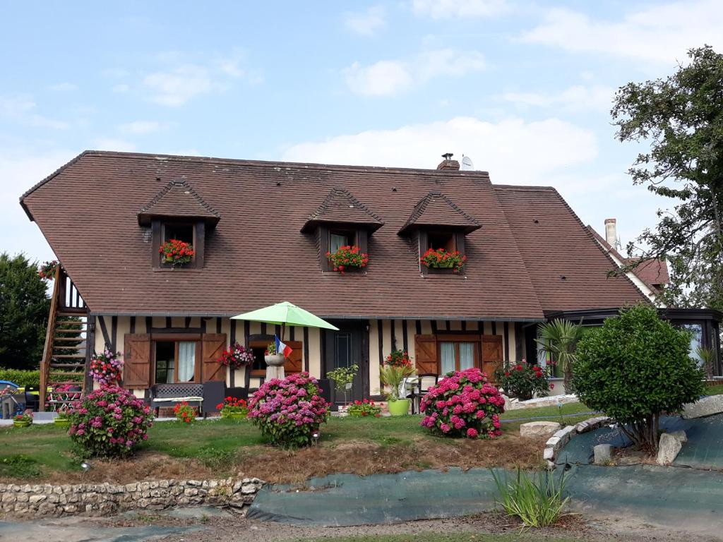 Sassetot-le-MauconduitにあるLa mare aux canardsの花の家