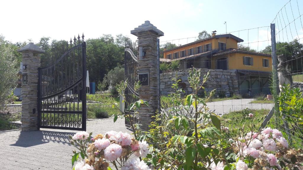 un jardin avec une porte et des fleurs devant un bâtiment dans l'établissement Il Sogno Juniorsuiten - Appart., à Mombaruzzo