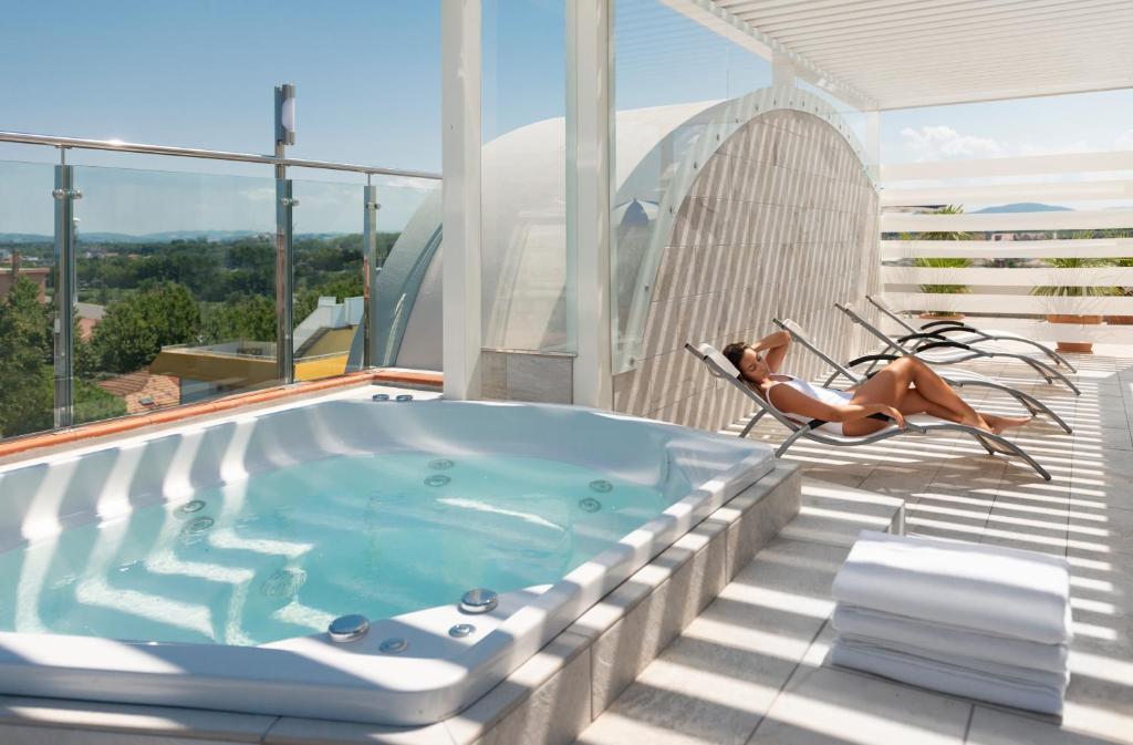 Bazén v ubytování Hotel Atlantic Riviera Mare nebo v jeho okolí