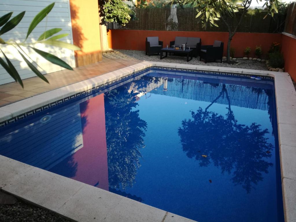 una piscina en el patio trasero de una casa en Casa Ferriols 2.0 en Peralada