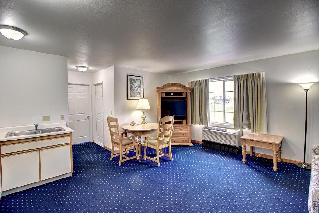 Days Inn & Suites by Wyndham Lolo - 1 Cama King, Suite De Eficiencia, No Fumar