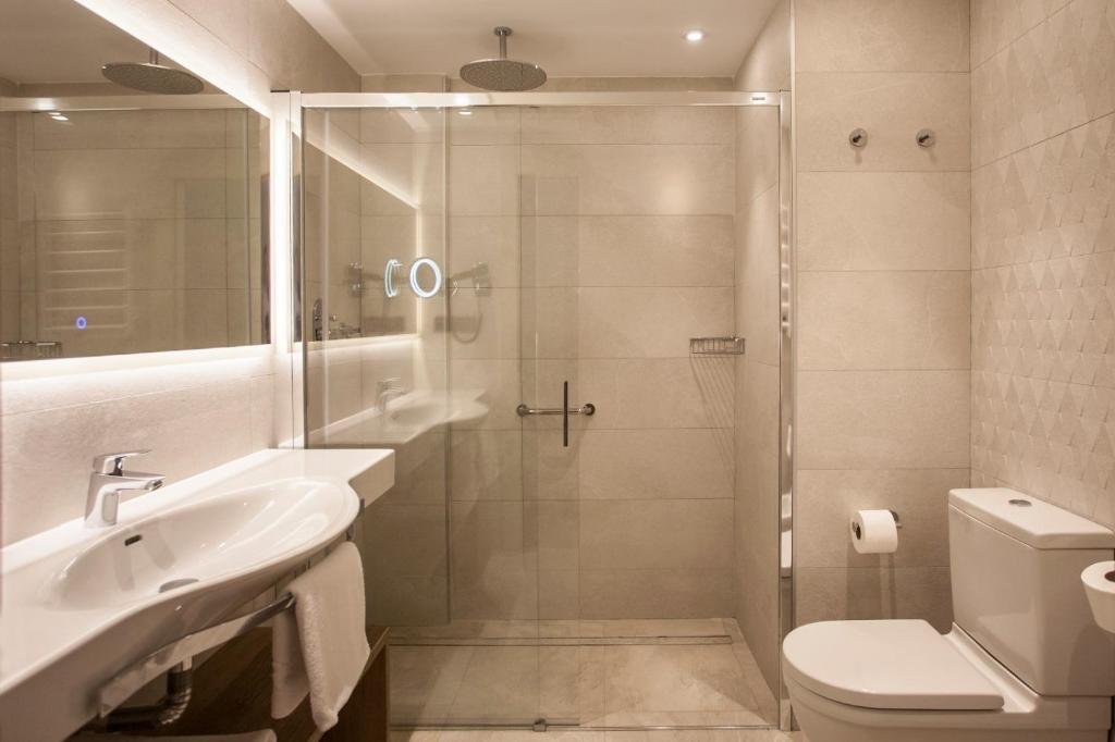 W łazience znajduje się prysznic, umywalka i toaleta. w obiekcie Hotel Presidente 4 sup w mieście Benidorm