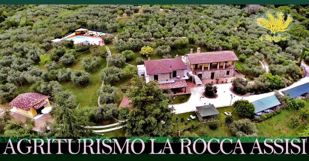 uma vista aérea de uma casa numa colina em Agriturismo La Rocca Assisi em Petrignano