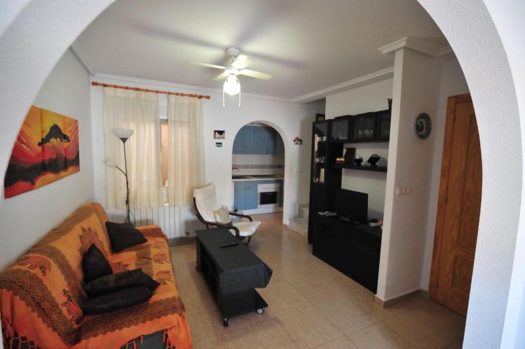 Televízia a/alebo spoločenská miestnosť v ubytovaní Bungalow Junto A La Piscina, Gran Alacant