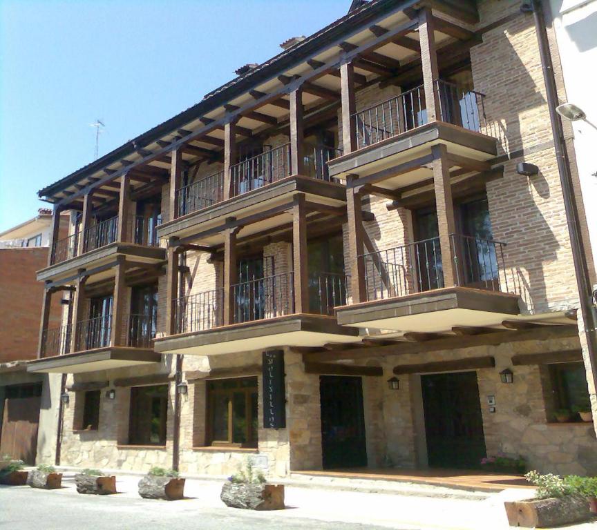 ein großes Gebäude mit Balkon auf der Seite in der Unterkunft Hotel Rural Los Molinillos in S’Arenal
