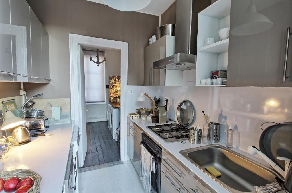 a kitchen with a sink and a stove at Appartement type parisien 75m² in Beauvais