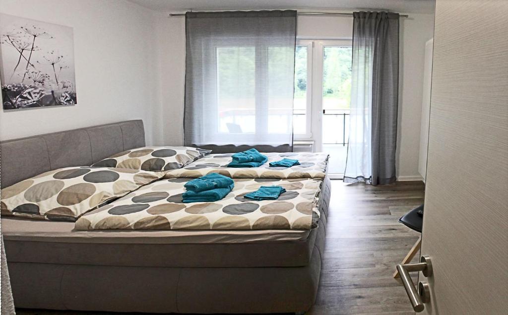 ein Schlafzimmer mit einem Bett mit blauen Handtüchern darauf in der Unterkunft Haus Josef Klotten in Klotten