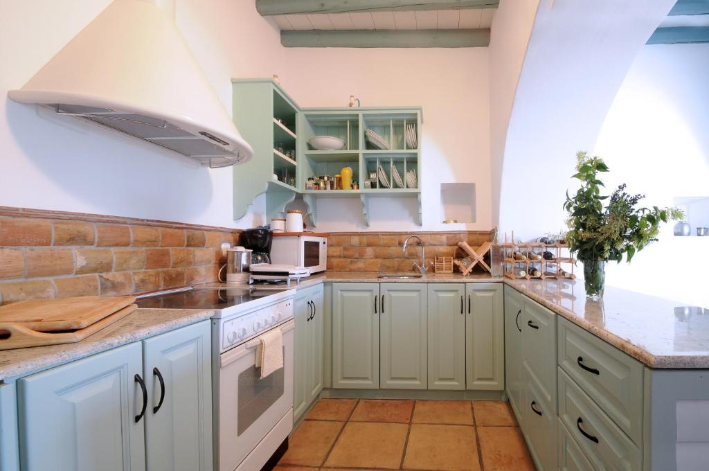 A kitchen or kitchenette at Sfendoni House