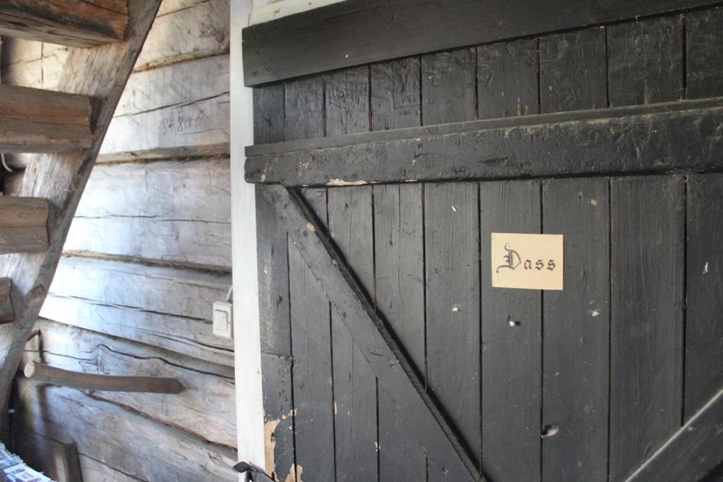 Bo primitivt i härbret på Oklagård - Housity