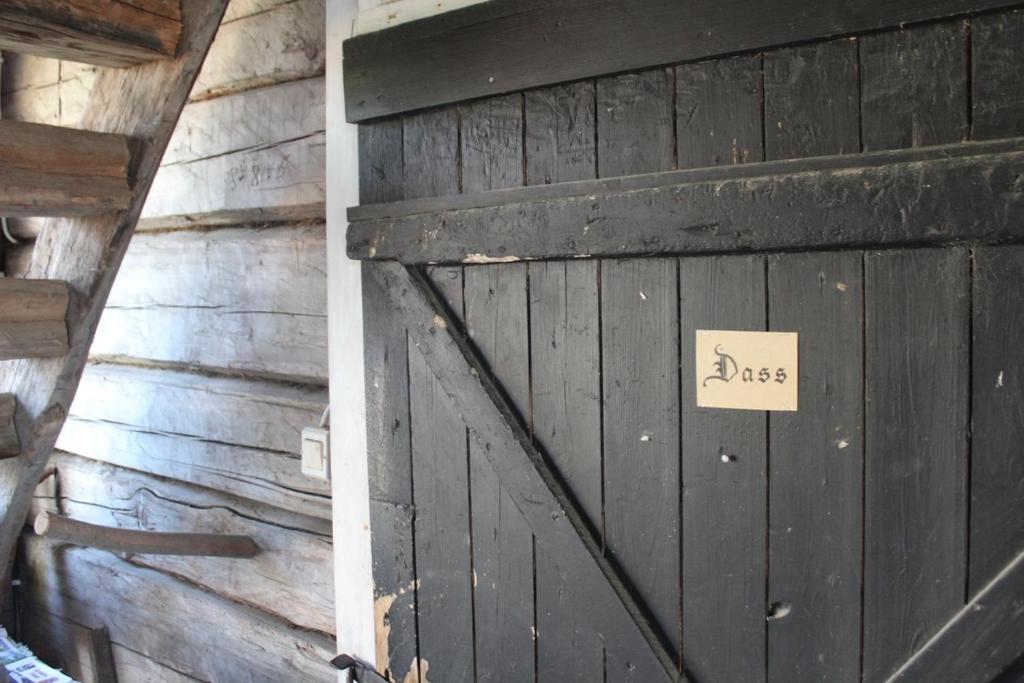 OckelboにあるBo primitivt i härbret på Oklagårdの木製のガレージドア(看板付)