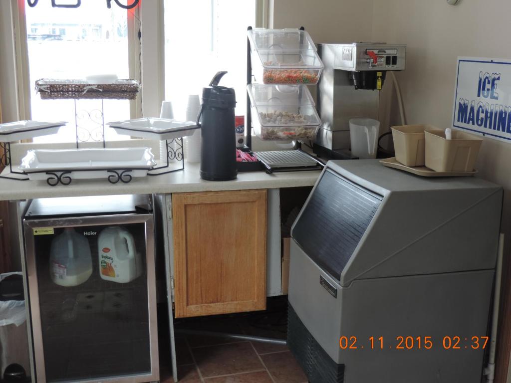 een keuken met een bureau, een computer en een vaatwasser bij Gratiot View Motel in Saginaw