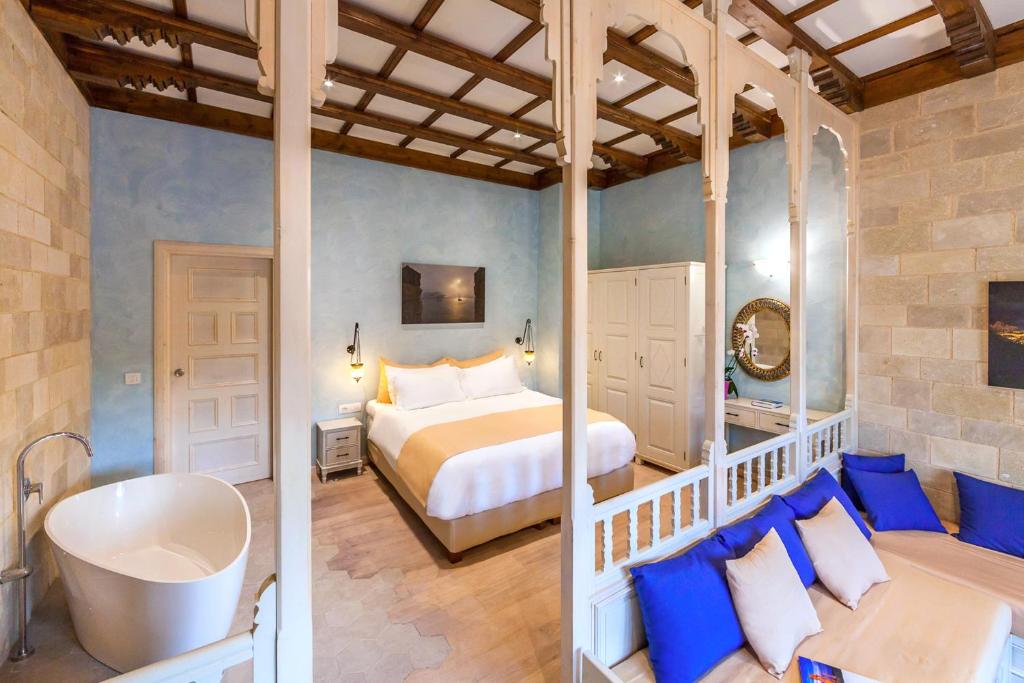 Postel nebo postele na pokoji v ubytování In Camera Art Boutique Hotel