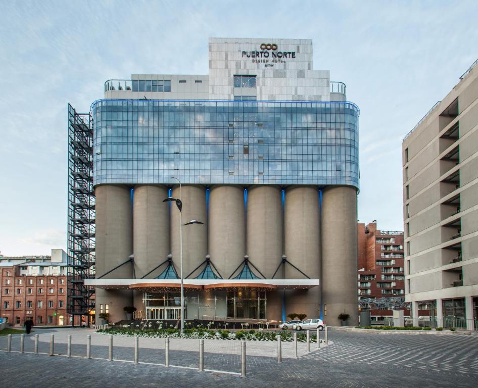 un edificio alto con un cartel encima en Puerto Norte Design Hotel en Rosario