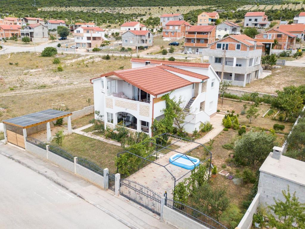 una vista aérea de una casa en una ciudad en Apartment Larisa, en Gornji Karin