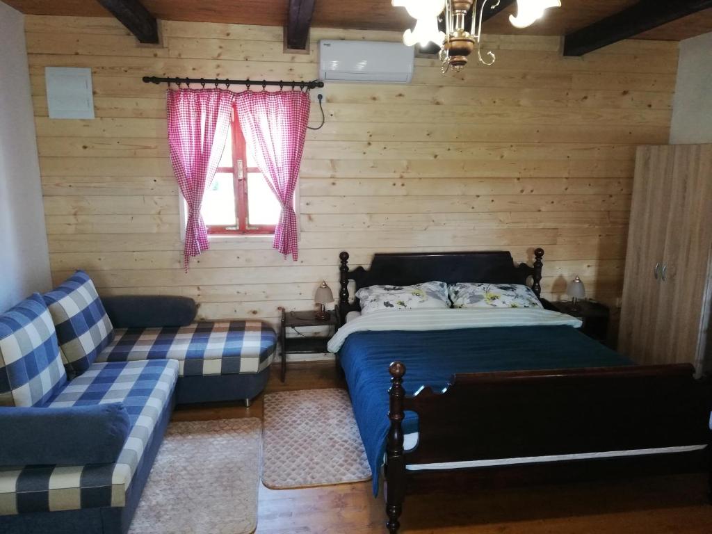 Pod orehom drvena kuća i sauna - 9