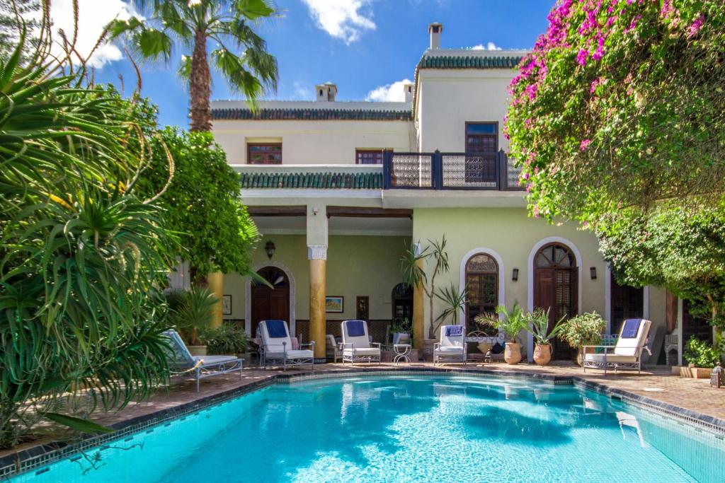 una vista exterior de una casa con piscina en Riad El Arsat & Spa, en Marrakech