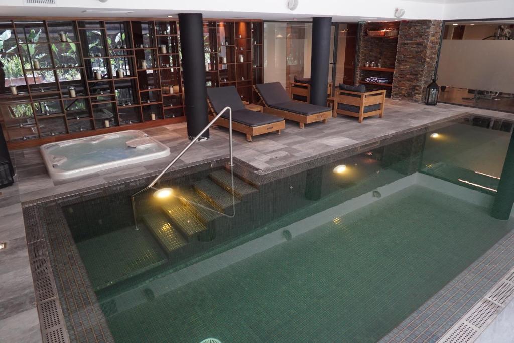 a swimming pool with a hot tub in a building at Cottage Puerto Buceo in Montevideo