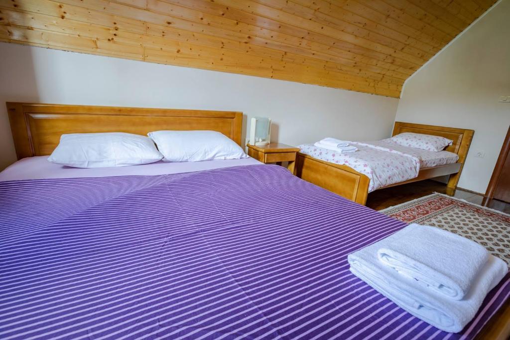سرير أو أسرّة في غرفة في Guest house Heaven